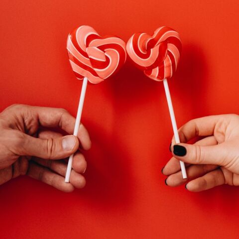 6 εστιατόρια που στέλνουν ερωτικά μενού για δύο σπίτι σου