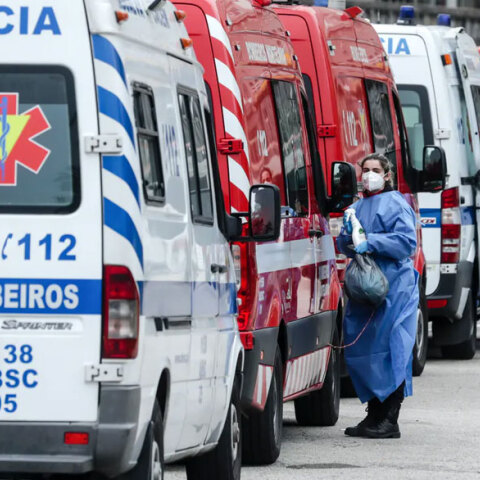 Πορτογαλία - Κορωνοϊός: Ασθενοφόρα για ασθενείς με κορωνοϊό σταθμευμένα το ένα πίσω από το άλλο σε νοσοκομείο