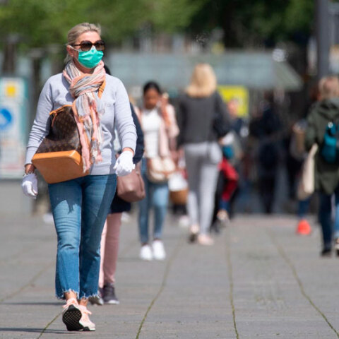 Γερμανία - Κορωνοϊός: Γυναίκα με μάσκα για τον κορωνοϊό και γυαλιά ηλίου