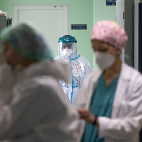 Κορωνοϊός - Ευρωπαϊκή Ένωση: Γιατροί και νοσηλευτές σε νοσοκομείο με προστατευτικό εξοπλισμό κατά της Covid-19