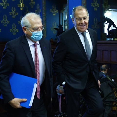 Ο Γιοζέπ Μπορέλ με τον Σεργκέι Λαβρόφ