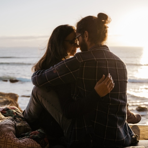 Ζευγάρι σε τροχόσπιτο στην παραλία
