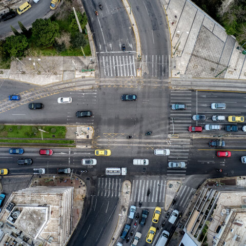 Lockdown στην Αττική για τον κορωνοϊό - Εικόνα από drone δείχνει την κίνηση των οχημάτων σε κεντρικό δρόμο της Αθήνας