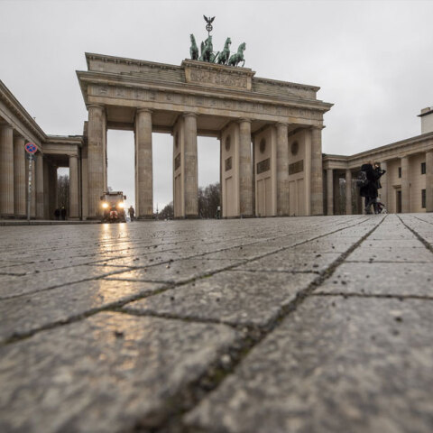 Γερμανία - Κορωνοϊός: Νεαρός με μάσκα για τον κορωνοϊό μπροστά από την Πύλη του Βραδεμβούργου στο Βερολίνο