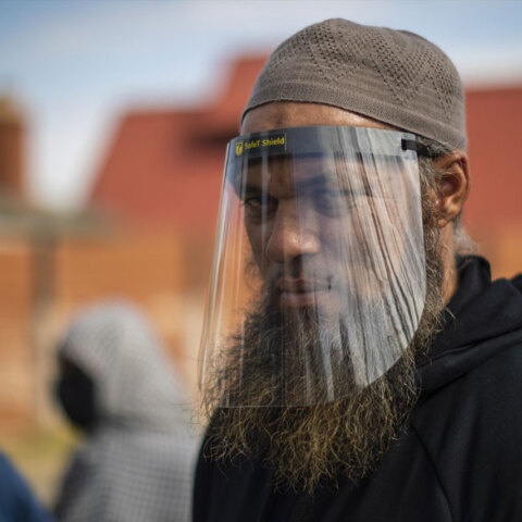 Αφρική - Κορωνοϊός: Άνδρας με προστατευτική ασπίδα προσώπου για Covid-19