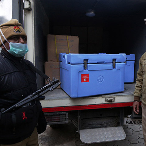 Η αστυνομία περιφρουρεί μεταφορά εμβολίων κατά του κορωνοϊού στην Ινδία 