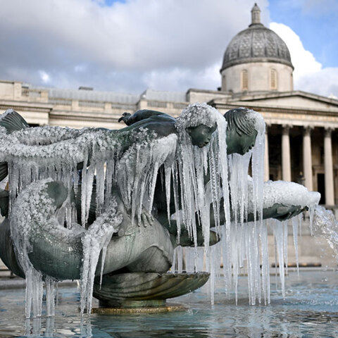Λονδίνο: Πάγωσε το συντριβάνι στην πλατεία Τραφάλγκαρ - Πολικές θερμοκρασίες στη Μεγάλη Βρετανία 