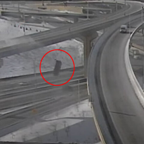 Αυτοκίνητο πέφτει από γέφυρα ύψους 20 μέτρων στο Μιλγουόκι των ΗΠΑ