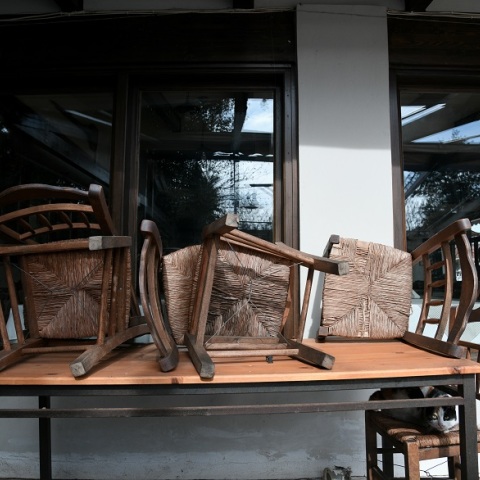 Κλειστό κατάστημα - Μαζεμένα τραπέζια καταστήματος εστίασης