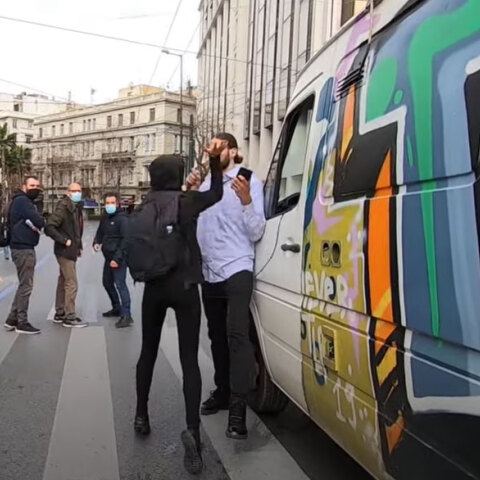 Ο Έλληνας ράπερ Ν.Ο.Ε δέχεται επίθεση για να αφήσει το μικρόφωνο και να μην εκφράσει τη γνώμη του σε πορεία για την ελευθερία του λόγου στην Αθήνα