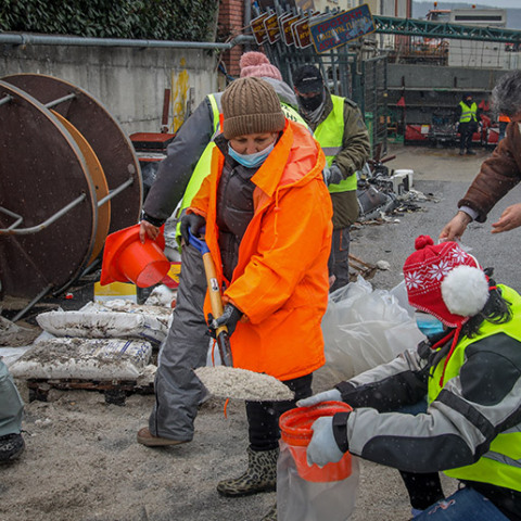 ΔΙΑΝΟΜΗ ΑΛΑΤΙΟΥ ΣΤΟΥΣ ΠΟΛΙΤΕΣ ΕΝΟΨΕΙ ΤΟΥ ΚΥΜΑΤΟΣ ΚΑΚΟΚΑΙΡΙΑΣ ΜΗΔΕΙΑ ΣΤΑ ΠΕΥΚΑ ΘΕΣΣΑΛΟΝΙΚΗΣ
