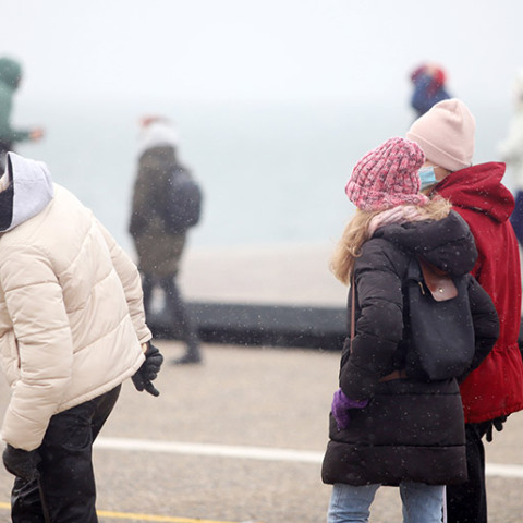 ΑΡΧΙΣΑΝ ΝΑ ΠΕΦΤΟΥΝ ΟΙ ΠΡΩΤΕΣ ΝΙΦΑΔΕΣ ΧΙΟΝΙΟΥ ΣΤΟ ΚΕΝΤΡΟ ΤΗΣ ΘΕΣΣΑΛΟΝΙΚΗΣ 