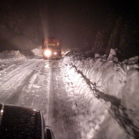 Κακοκαιρία: Αυτοκίνητο με αντιολισθητικές αλυσίδες πίσω από εκχιονιστικό μηχάνημα (ΦΩΤΟ ΑΡΧΕΙΟΥ)