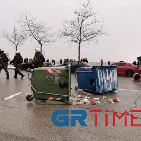 Επεισόδια στη Θεσσαλονίκη: Αρνητές της μάσκας για τον κορωνοϊό συγκρούστηκαν με αστυνομικούς και αναποδογύρισαν κάδους απορριμμάτων
