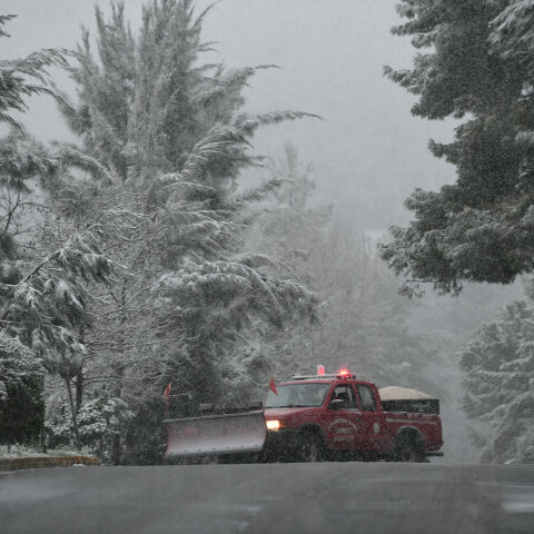 Ο ΕΟΔΥ ανακοίνωσε 332 νέα κρούσματα κορωνοϊού στην Αττική την Κυριακή 14 Φεβρουαρίου 2021, την ώρα που η κακοκαιρία «Μήδεια» έντυσε στα λευκά τον Διόνυσο