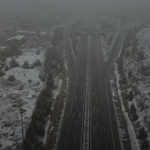 Drone πάνω από την Εθνική Οδό Αθηνών - Λαμίας, καθώς η κακοκαιρία «Μήδεια» πλησιάζει την Αττική