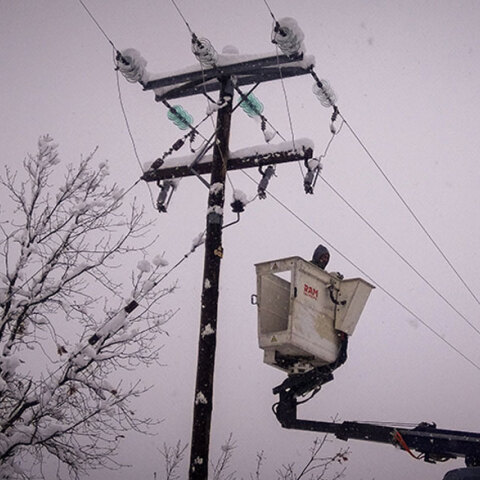 Κακοκαιρία: Συνεργείο της ΔΕΗ σε κολόνα του δικτύου ηλεκτρισμού εν μέσω χιονόπτωσης