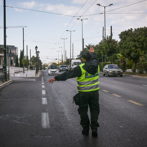 Lockdown στην Αττική: Δημοτικός αστυνομικός σταματά για έλεγχο οδηγό αυτοκινήτου - Νέα έντυπα μετακίνησης εργαζομένων από τη Δευτέρα 15 Φεβρουαρίου 2021