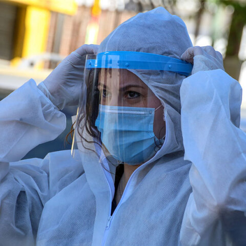 Νοσηλεύτρια με μάσκα για τον κορωνοϊό και προστατευτική ασπίδα προσώπου