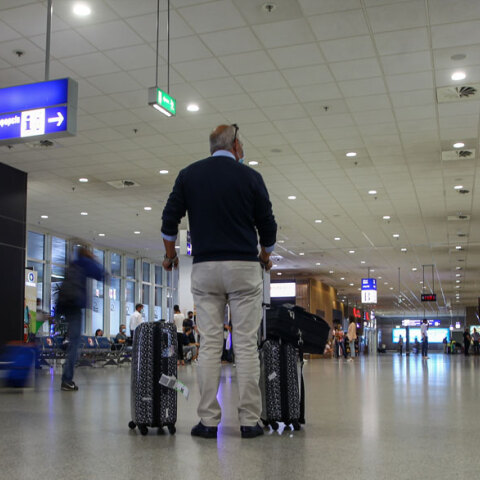 Αεροδρόμιο «Ελευθέριος Βενιζέλος» - Ταξιδιώτης με μάσκα για τον κορωνοϊό