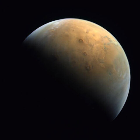 Ο πλανήτης Άρης όπως τον κατέγραψε το διαστημικό σκάφος «Hope» των Ηνωμένων Αραβικών Εμιράτων, που βρίσκεται σε τροχιά γύρω από τον «Κόκκινο Πλανήτη»
