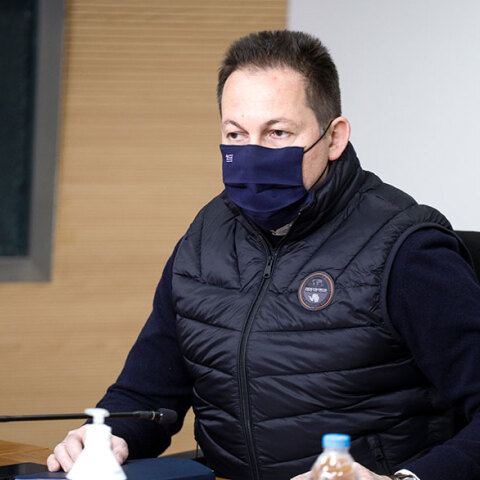 Στέλιος Πέτσας με μάσκα για τον κορωνοϊό