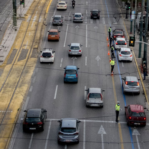 Lockdown στην Αθήνα - Μετακίνηση εργαζομένων: Έλεγχοι της ΕΛ.ΑΣ στον δρόμο που οδηγεί στο Σύνταγμα