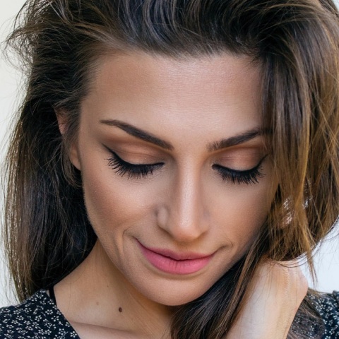 Μελαχρινή γυναίκα με σκυμένο το κεφάλι