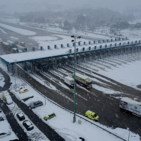 Κακοκαιρία «Μήδεια»: Η εθνική οδός Αθηνών - Λαμίας, διόδια Αφιδνών, με πυκνή χιονόπτωση