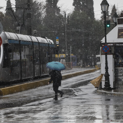 Άνδρας με ομπρέλα στο Σύνταγμα, ενώ βρίσκεται σε εξέλιξη η κακοκαιρία «Μήδεια»