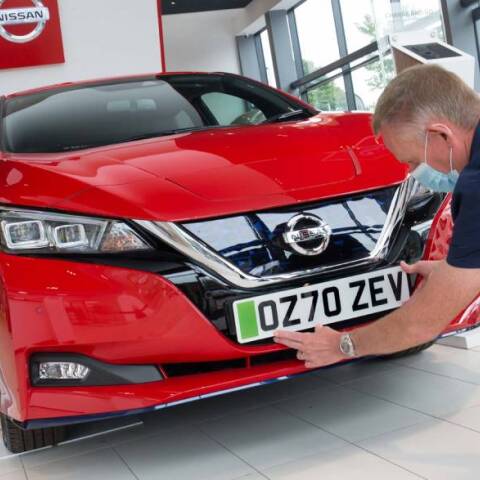 «Πράσινες» πινακίδες κυκλοφορίας για τα ηλεκτροκίνητα οχήματα (EVs)