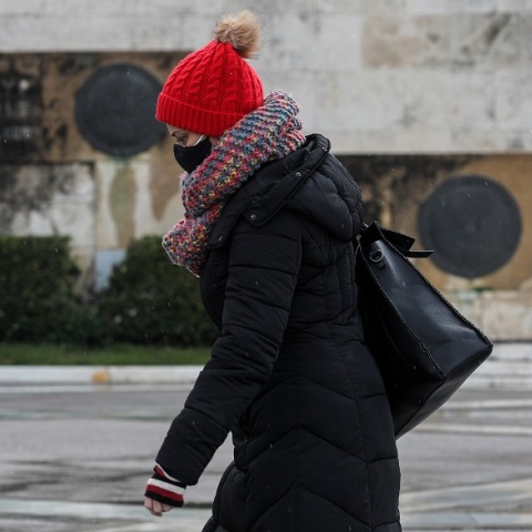 Γυναίκα με μάσκα στο κέντρο της Αθήνας