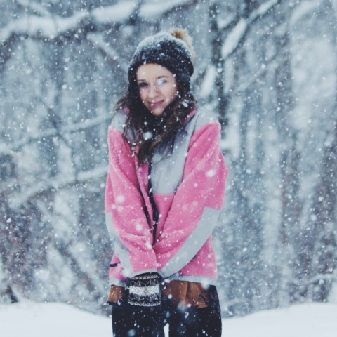 Κοπέλα στα χιόνια