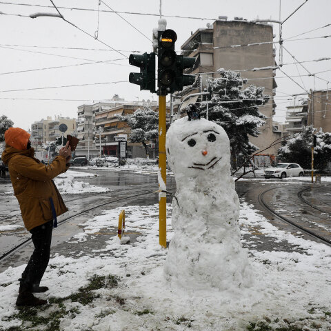Κακοκαιρία «Μήδεια»: Χιονάνθρωπος ανάμεσα στις γραμμές του Τραμ στη χιονισμένη Αττική
