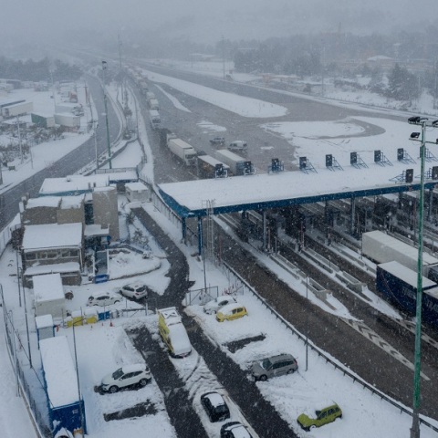 Στιγμιότυπο από τη χιονισμένη εθνική οδό Αθηνών - Λαμίας την Δευτέρα 15 Φεβρουαρίου