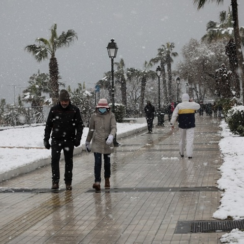 Βόλτα στο Φάληρο για πολίτες παρά τη χιονόπτωση