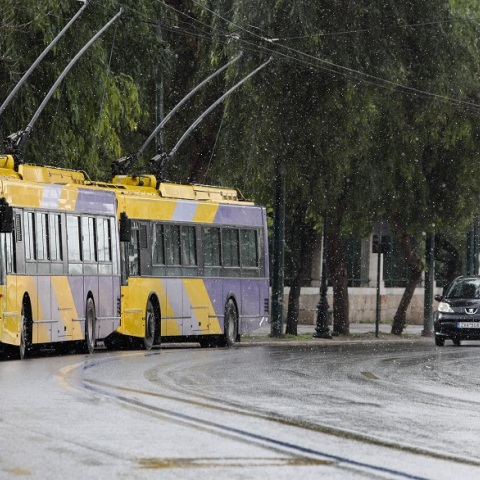 Λεωφορείο και τρόλεϊ στο κέντρο της Αθήνας