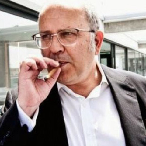 Ο Νίκος Ξυδάκης με πούρο μεσα στο Μουσείο Σύγχρονης Τέχνης 