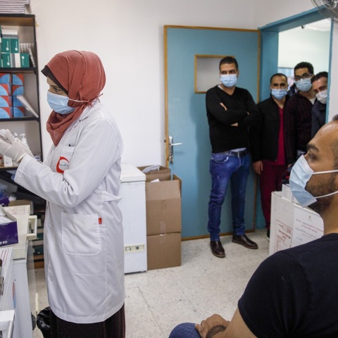 Παλαιστίνια νοσοκόμα ετοιμάζει εμβόλιο της Moderna, Βηθλεέμ, 7 Φεβρουαρίου 2021