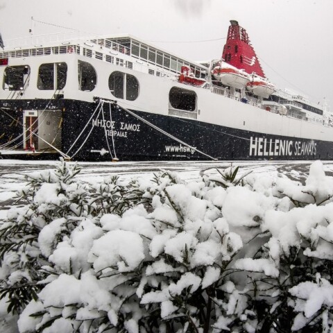 Το χιονισμένο λιμάνι του Πειραιά