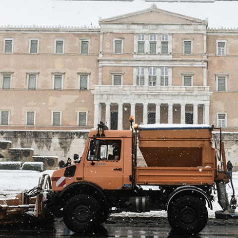 ΚΑΘΑΡΙΣΜΟΣ ΤΗΣ ΠΛΑΤΕΙΑΣ ΣΥΝΤΑΓΜΑΤΟΣ ΑΠΟ ΣΥΝΕΡΓΕΙΑ ΤΟΥ ΔΗΜΟΥ ΑΘΗΝΑΙΩΝ 