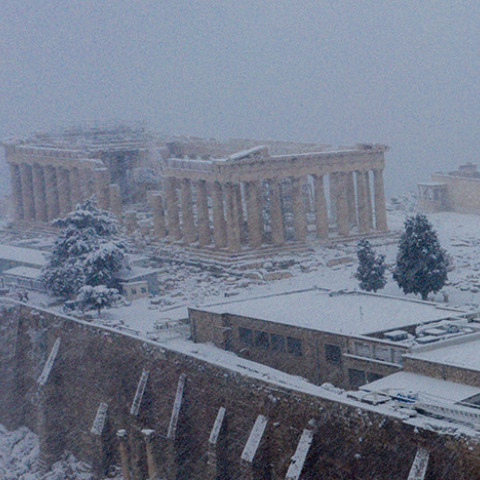 XIONΙΖΕΙ ΣΥΝΕΧΩΣ ΣΤΟ ΚΕΝΤΡΟ ΤΗΣ ΑΘΗΝΑΣ.ΕΙΚΟΝΕΣ ΜΕ DRONE ΑΠΟ ΤΗΝ ΠΕΡΙΟΧΗ ΤΗΣ ΠΛΑΚΑΣ.