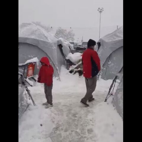 Χιόνια σε σκηνές προσφύγων στον Ελαιώνα