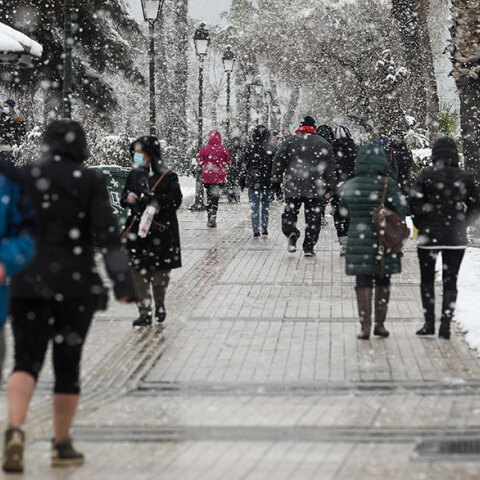 Παλαιό Φάληρο: Βόλτα στην παραλία εν μέσω χιονόπτωσης