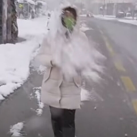Η Μάνια Αλιβιζάτου δέχτηκε χιονόμπαλες σε live μετάδοση από την Αγία Παρασκευή για την κακοκαιρία «Μήδεια»