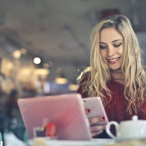 Κοπέλα που κρατάει κινητό τηλέφωνο