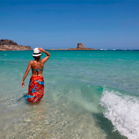 Λουόμενη σε παραλία στη Σαρδηνία