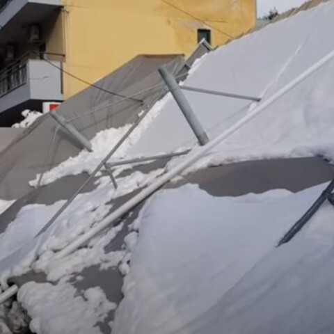 Στέγαστρο βενζινάδικου καταρρέει από το χιόνι