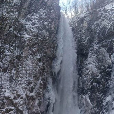 Ξάνθη: Πάγωσε ο καταρράκτης του Λειβαδίτη 