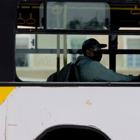 Επιβάτης σε λεωφορείο - Η επιτροπή λοιμωξιολόγων εξετάζει να προτείνει τη διπλή μάσκα ως νέο μέτρο σε σούπερ μάρκετ και ΜΜΜ